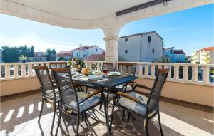 Balkón nebo terasa v ubytování Three-Bedroom Apartment In Vodice