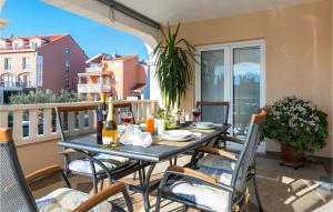 Balkón nebo terasa v ubytování Three-Bedroom Apartment In Vodice