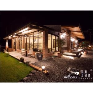 a house at night with a lit up at 緣木屋庭園民宿 in Dongshan