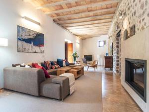 Una sala de estar con un sofá y una chimenea. en Villa in Andratx with Sea Views and Pool, en Sóller