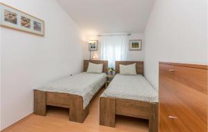 Posteľ alebo postele v izbe v ubytovaní Cozy Apartment In Pakostane With Wifi