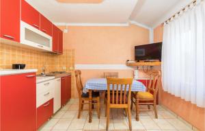 Kuchyňa alebo kuchynka v ubytovaní 1 Bedroom Stunning Apartment In Fazana