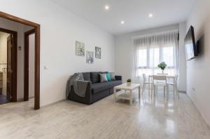 TV a/nebo společenská místnost v ubytování Áticos Lux Sevilla Piscina Parking + 59 fotografií