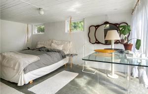 Letto o letti in una camera di Amazing Home In Tollered With Kitchen