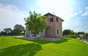 una casa con un albero in mezzo al cortile di Villa Old School House a Bašići
