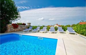 un gruppo di sedie sedute accanto a una piscina di Villa Old School House a Bašići Altre 30 foto