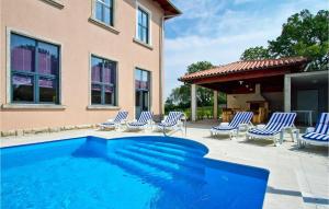 una piscina con sedie e una casa di Villa Old School House a Bašići