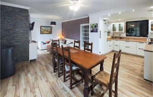 Η κουζίνα ή μικρή κουζίνα στο Beautiful Home In Agde