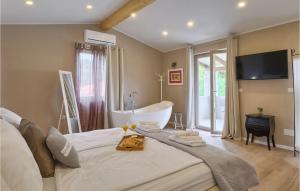 une chambre avec un grand lit avec une baignoire dans l'établissement Villa Julia, à Medulin
