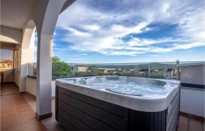 wanna z hydromasażem na balkonie z widokiem w obiekcie Cozy Home In Posedarje With Wifi w mieście Posedarje