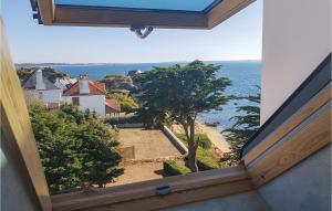 ein Blick auf das Meer aus einem Fenster in einem Haus in der Unterkunft Amazing Apartment In Clohars-Carnoët in Clohars-Carnoët + 17 Fotos