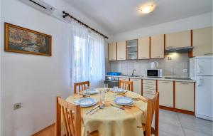 Kuchyňa alebo kuchynka v ubytovaní Beach Front Apartment In Pag With Wifi