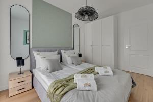 Posteľ alebo postele v izbe v ubytovaní Tarasy Bałtyku Seaside, Sauna, Gym & Free Parking by Downtown Apartments + 37 fotografií
