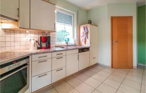 Kuchyň nebo kuchyňský kout v ubytování 2 Bedroom Awesome Apartment In Winseler