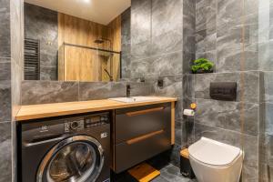 オルシュティンにあるApartamenty Grzegorzewskaのバスルーム(洗濯機、乾燥機付) +89枚の写真