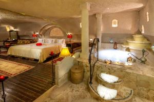 Postel nebo postele na pokoji v ubytování Cappadocia Gamirasu Cave Hotel