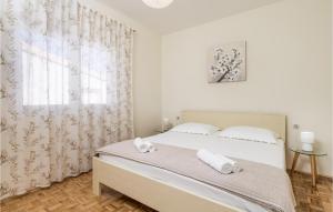 Postel nebo postele na pokoji v ubytování 3 Bedroom Stunning Apartment In Kustici