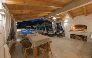 Bazén v ubytovaní Cozy Home In Seget Donji With Jacuzzi alebo v jeho blízkosti