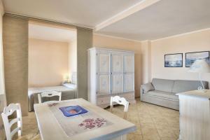 Ένα ή περισσότερα κρεβάτια σε δωμάτιο στο ISA-Residence with private beach in Bosa Marina just 100 meters from the sea +15 φωτογραφίες