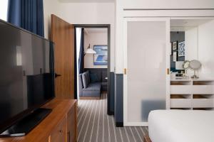 TV a/nebo společenská místnost v ubytování Cambria Hotel Boston Somerville