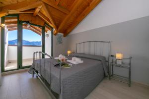 Posteľ alebo postele v izbe v ubytovaní Blu Lake apartment on Ghiffa Beach - Happy Rentals