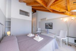 Posteľ alebo postele v izbe v ubytovaní Blu Lake apartment on Ghiffa Beach - Happy Rentals