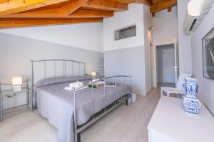 Posteľ alebo postele v izbe v ubytovaní Blu Lake apartment on Ghiffa Beach - Happy Rentals