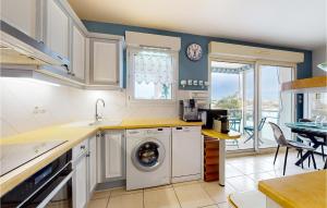 eine Küche mit Waschmaschine und Trockner in der Unterkunft Lovely Apartment In Royan With Wifi in Royan