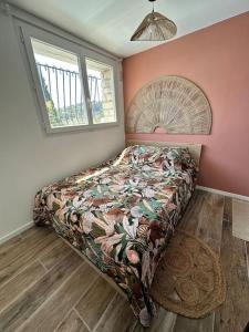 a bedroom with a bed in the corner of a room at T2 niché entre mer et montagne in Ollioules