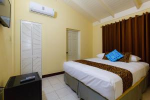 Tempat tidur dalam kamar di Jasmine Inn