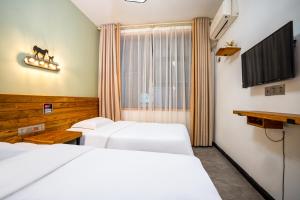 Postel nebo postele na pokoji v ubytování Tianmenshan Loft Art Inn