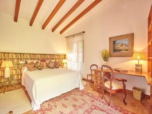 Ένα ή περισσότερα κρεβάτια σε δωμάτιο στο Holiday Home in Deià with Saltwater Pool +12 φωτογραφίες