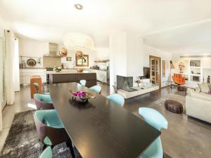 Afbeelding uit fotogalerij van Villa in Moscari with Heated Saltwater Pool in Moscari