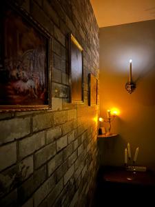 ein Badezimmer mit einer Ziegelwand und einem Waschbecken in der Unterkunft La Belle et le Nooki in Meaux + 52 Fotos