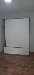 vestidor blanco grande en una habitación con suelo de madera en Villa Feli 3, en Benicàssim