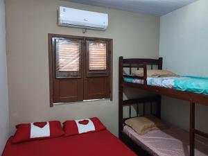 バヘイリーニャスにあるCasa em Barreirinhas em frente ao Rio Preguiçasの二段ベッド2台と窓のある寝室
