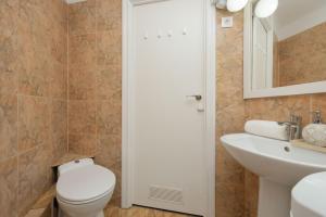 Kúpeľňa v ubytovaní Spacious Apartment in the Warsaw City Center by Noclegi Renters