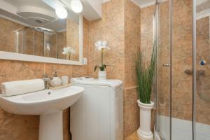 Kúpeľňa v ubytovaní Spacious Apartment in the Warsaw City Center by Noclegi Renters