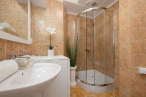 Kúpeľňa v ubytovaní Spacious Apartment in the Warsaw City Center by Noclegi Renters
