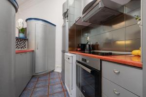 Kuchyňa alebo kuchynka v ubytovaní Spacious Apartment in the Warsaw City Center by Noclegi Renters