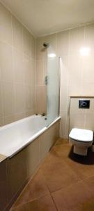 Bilik mandi di The Stable Loft at Troysgate