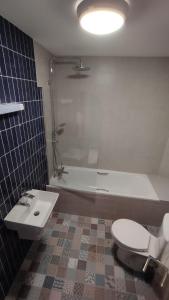 Bilik mandi di The Stable Loft at Troysgate