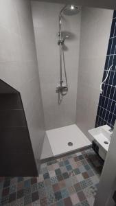 Bilik mandi di The Stable Loft at Troysgate