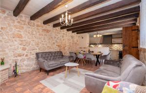 Posezení v ubytování Four-Bedroom Holiday Home Zmijavci With A Fireplace 09