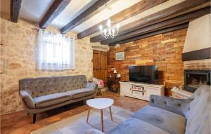 Posezení v ubytování Four-Bedroom Holiday Home Zmijavci With A Fireplace 09