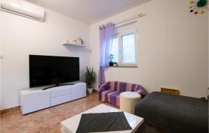 TV a/nebo společenská místnost v ubytování Nice Home In Marcana With Wifi