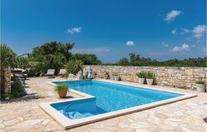 Bazén v ubytování Three-Bedroom Holiday Home In Stifanici nebo v jeho okolí