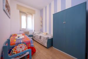 Pokój z sypialnią z łóżkiem i szafą w obiekcie Residenza La terrazza di Dante - Happy Rentals w mieście Stresa