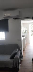 une chambre avec un lit et un mur blanc dans l'établissement Villa Feli, à Benicàssim