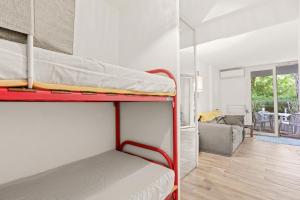 Zimmer mit einem Etagenbett und einem Wohnzimmer in der Unterkunft Appartement Le Lavandou - Cavalière in Le Lavandou